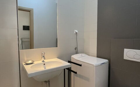 Volme: Bagno, Idraulico Fixture, Pavimentazione, Interior Design, Lavandino Del Bagno, Pavimento, Parete, Lavello, Toilet Seat, Gabinetto