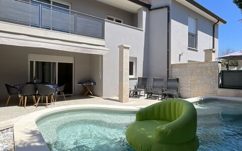 Monte Kope: Piscina, Zona Residenziale, Casa, Materiale Composito, Ricorrere, Estate, Shade, Calcestruzzo, Villa, Hacienda