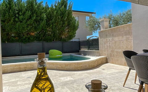 Monte Kope: Materiale Composito, Shade, Mobili Da Esterno, Sedia, Piscina, Piastrella, Tavolo Esterno, Eco Hotel, Backyard