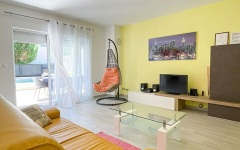 Monte Kope: Mobilia, Interior Design, Pavimentazione, Pavimento, Divano, Parete, Soffitto, Legna, Soggiorno, Camera