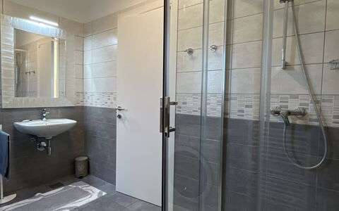 Monte Kope: Pavimentazione, Idraulico Fixture, Pavimento, Bagno, Interior Design, Soffitto, Doccia, Idraulico, Camera, Illuminazione