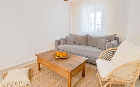 Marina: Mobilia, Interior Design, Pavimentazione, Pavimento, Divano, Legna, Camera, Soffitto, Soggiorno, Tavolo