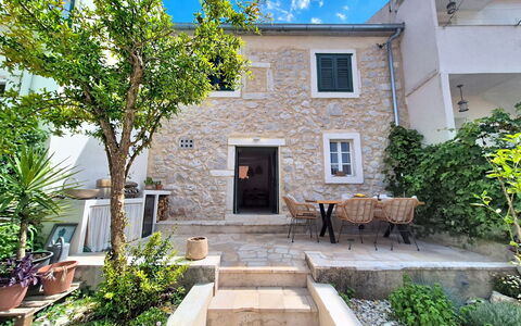 Marina: Parete, Casa, Casa, Porta, Villetta, Giardino, Vaso Di Fiori, Pianta Della Casa, Cortile, Cortile