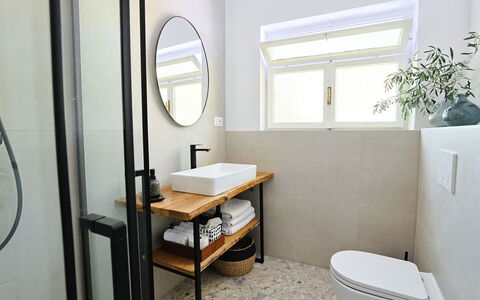 Marina: Idraulico Fixture, Bagno, Interior Design, Toilet Seat, Pavimentazione, Pavimento, Gabinetto, Specchio, Rubinetto, Lavello