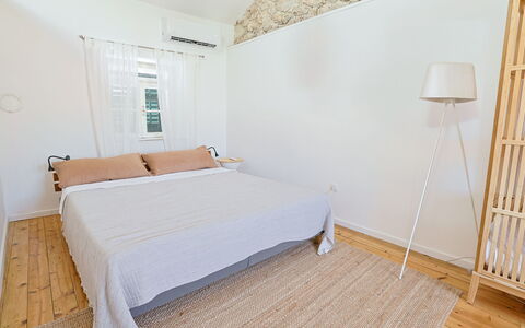 Marina: Pavimento, Pavimentazione, Interior Design, Letto, Parete, Camera Da Letto, Mobilia, Legna, Soffitto, Tessile