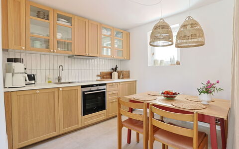Marina: Mobilia, Pavimentazione, Interior Design, Legna, Cabinetry, Controsoffitto, Pavimento, Cucina, Camera, Illuminazione