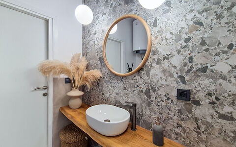 Marina: Idraulico Fixture, Interior Design, Specchio, Pavimentazione, Bagno, Idraulico, Rubinetto, Lavello, Lavandino Del Bagno, Lampada
