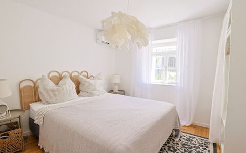 Marina: Mobilia, Letto, Interior Design, Bedding, Camera Da Letto, Lenzuolo, Pavimento, Biancheria, Pavimentazione, Legna