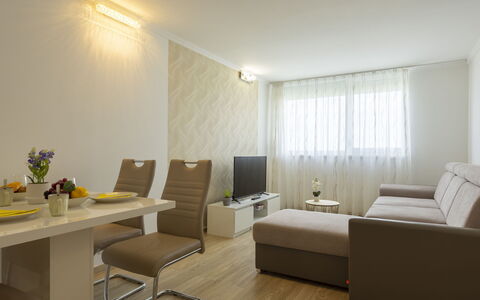 Silver: Mobilia, Interior Design, Pavimentazione, Pavimento, Divano, Legna, Soffitto, Camera, Illuminazione, Soggiorno