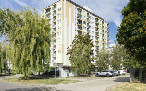 Silver: Giorno, Costruzione, Appartamento, Zona Residenziale, Città, Zona Urbana, Quartiere, Facciata, Condominio