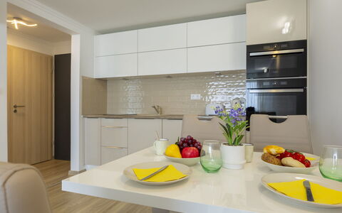 Silver: Mobilia, Interior Design, Pavimentazione, Controsoffitto, Parete, Cucina, Legna, Cabinetry, Pavimento, Soffitto