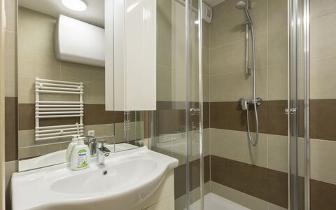 Silver: Pavimentazione, Parete, Interior Design, Pavimento, Idraulico Fixture, Bagno, Gabinetto, Camera, Lavello, Lavandino Del Bagno