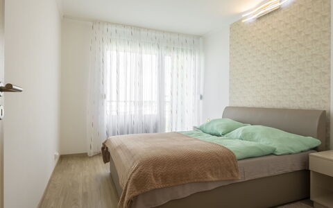 Silver: Letto, Interior Design, Mobilia, Camera Da Letto, Parete, Pavimento, Pavimentazione, Camera, Legna, Soffitto