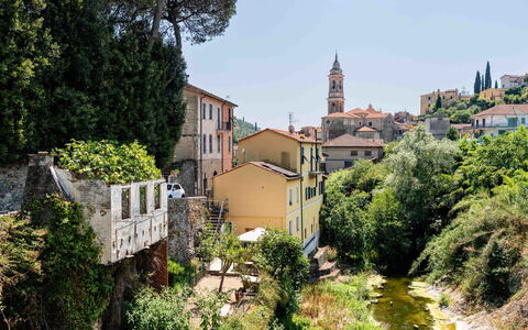 Oliver: Quartiere, Casa, Estate, Zona Residenziale, Paesaggio, Insediamento Umano, Casa, Sobborgo, Villaggio, Guglia