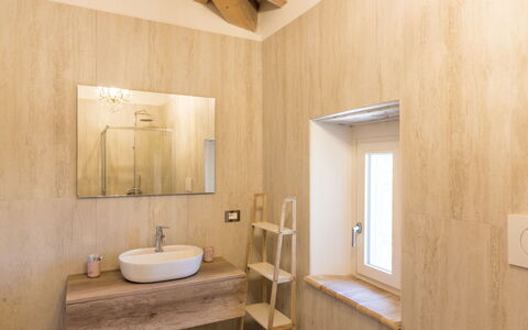 Lago di Vico 629: Pavimentazione, Parete, Pavimento, Legna, Idraulico Fixture, Interior Design, Lavandino Del Bagno, Lavello, Bagno, Soffitto