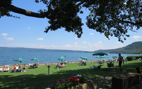 Lago di Vico 629: Corpo D'Acqua, Estate, Ricreazione, Costiera E Morfologie Oceanic, Tempo Libero, Costa, Mare, Mobili Da Esterno, Vacanza, Lago
