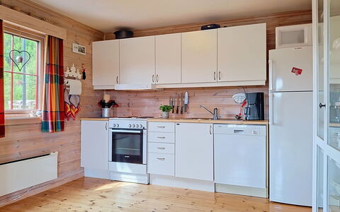 Bjørnbu: Cucina, Legna, Apparecchio Major, Pavimentazione, Mobilia, Controsoffitto, Interior Design, Elettrodomestico Da Cucina, Cabinetry, Pavimento