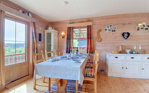 Bjørnbu: Mobilia, Interior Design, Pavimentazione, Legna, Pavimento, Soffitto, Sedia, Sala Da Pranzo, Tavolo, Camera