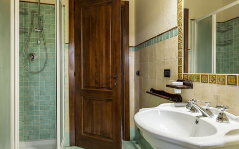 Villa Daluma, Private Pool in Todi: Idraulico Fixture, Bagno, Interior Design, Lavandino Del Bagno, Pavimentazione, Pavimento, Rubinetto, Lavello, Idraulico, Illuminazione