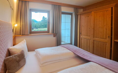 Auffach 606: Interior Design, Camera Da Letto, Soffitto, Appartamento, Camera, Telaio Del Letto, Letto, Bedding, Color Legno, Hotel