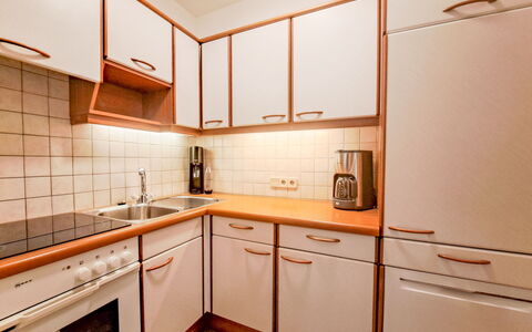 Auffach 606: Cucina, Legna, Controsoffitto, Interior Design, Pavimentazione, Apparecchio Major, Cabinetry, Elettrodomestico Da Cucina, Pavimento, Lavello