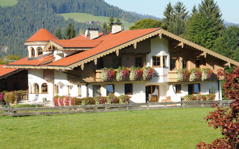 Auffach 606: Tetto, Casa, Arbusto, Villetta, Casa, Estate, Agriturismo, Groundcover, Giardino
