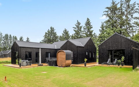 Lillesol - 1.3Km from the Sea: Mobilia, Interior Design, Sedia, Mobili Da Esterno, Materiali Naturali, Shade, Tavolo Esterno, Design, Ristorante, Cucina & Sala Da Pranzo Tavolo