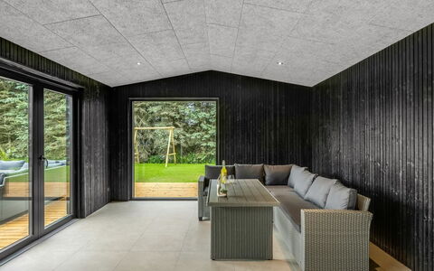 Lillesol - 1.3Km from the Sea: Mobilia, Interior Design, Sedia, Mobili Da Esterno, Materiali Naturali, Shade, Tavolo Esterno, Design, Ristorante, Cucina & Sala Da Pranzo Tavolo