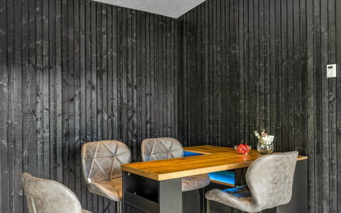Lillesol - 1.3Km from the Sea: Mobilia, Interior Design, Sedia, Mobili Da Esterno, Materiali Naturali, Shade, Tavolo Esterno, Design, Ristorante, Cucina & Sala Da Pranzo Tavolo