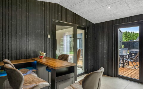 Lillesol - 1.3Km from the Sea: Mobilia, Interior Design, Sedia, Mobili Da Esterno, Materiali Naturali, Shade, Tavolo Esterno, Design, Ristorante, Cucina & Sala Da Pranzo Tavolo