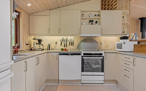 Christiern - 600M from the Sea: Cucina, Elettrodomestico Da Cucina, Controsoffitto, Apparecchio Major, Legna, Interior Design, Mobilia, Cabinetry, Soffitto, Pavimentazione
