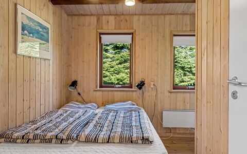 Christiern - 600M from the Sea: Legna, Camera Da Letto, Pavimento, Pavimentazione, Letto, Interior Design, Casa, Latifoglie, Color Legno, Lenzuolo