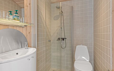 Christiern - 600M from the Sea: Bagno, Idraulico Fixture, Pavimentazione, Pavimento, Interior Design, Parete, Legna, Gabinetto, Lavandino Del Bagno, Lavello