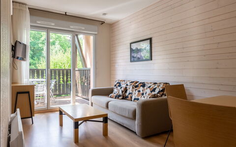 Les Chalets D'Ax: Mobilia, Interior Design, Sedia, Mobili Da Esterno, Materiali Naturali, Shade, Tavolo Esterno, Design, Ristorante, Cucina & Sala Da Pranzo Tavolo