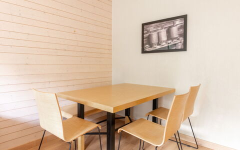 Les Chalets D'Ax: Mobilia, Interior Design, Sedia, Mobili Da Esterno, Materiali Naturali, Shade, Tavolo Esterno, Design, Ristorante, Cucina & Sala Da Pranzo Tavolo