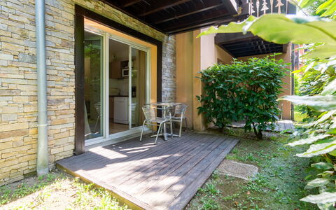 Les Chalets D'Ax: Porta, Shade, Portico, Porta A Casa, Giardino, Backyard, Color Legno, Latifoglie, Landscaping, Cortile