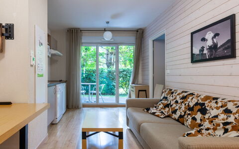 Les Chalets D'Ax: Legna, Pavimentazione, Interior Design, Pavimento, Mobilia, Pavimento In Legno, Porta, Camera, Latifoglie, Color Legno