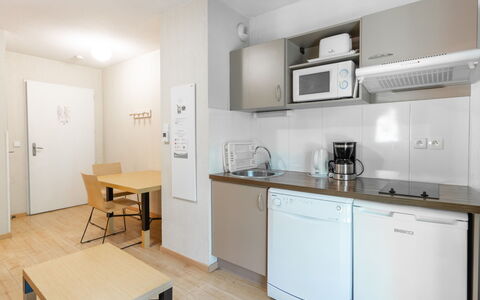 Les Chalets D'Ax: Mobilia, Interior Design, Pavimentazione, Pavimento, Camera, Lavello, Scrivania, Cucina, Controsoffitto, Tavolo