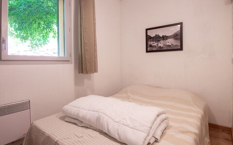 Les Chalets D'Ax: Letto, Camera Da Letto, Bedding, Lenzuolo, Parete, Interior Design, Legna, Mobilia, Pavimento, Camera