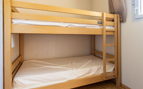 Les Chalets D'Ax: Legna, Letto A Castello, Pavimentazione, Pavimento, Letto, Camera Da Letto, Telaio Del Letto, Camera, Ostello, Bedding
