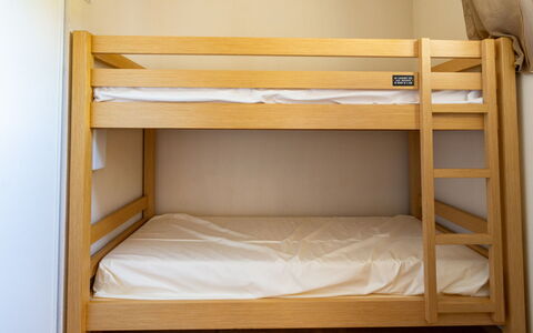 Les Chalets D'Ax: Legna, Pavimento, Camera Da Letto, Pavimentazione, Letto, Letto A Castello, Bedding, Color Legno, Telaio Del Letto, Lenzuolo