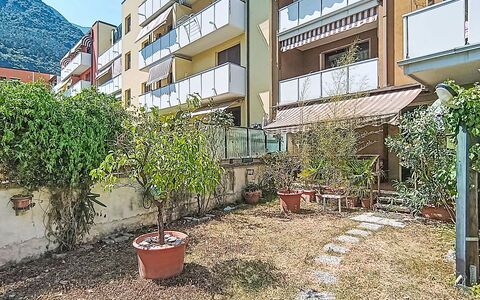 Locanda dei Nonni: Appartamento, Urban Design, Balcone, Condominio, Shade, Cortile, Passerella