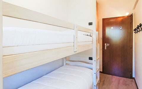 Locanda dei Nonni: Legna, Letto, Pavimento, Pavimentazione, Camera Da Letto, Interior Design, Telaio Del Letto, Pavimento In Legno, Lenzuolo, Bedding