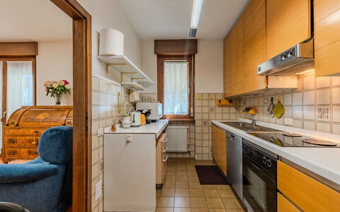 Locanda dei Nonni: Cucina, Controsoffitto, Legna, Pavimentazione, Interior Design, Appartamento, Elettrodomestico Da Cucina, Cabinetry, Apparecchio Major, Pavimento