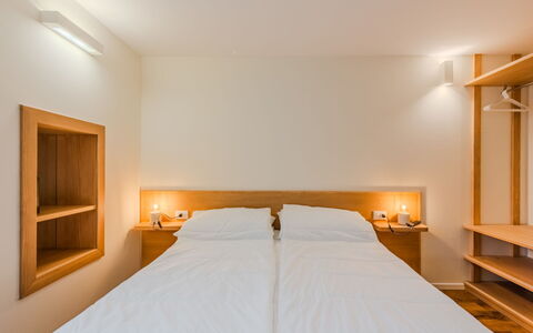 Ca' Alma Dolomia: Interior Design, Parete, Legna, Pavimentazione, Soffitto, Letto, Pavimento, Camera Da Letto, Camera, Illuminazione