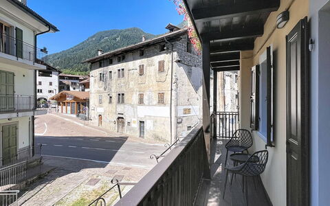 Ca' Alma Dolomia: Finestra, Quartiere, Zona Residenziale, Cittadina, Appartamento, Urban Design, Balcone, Porta