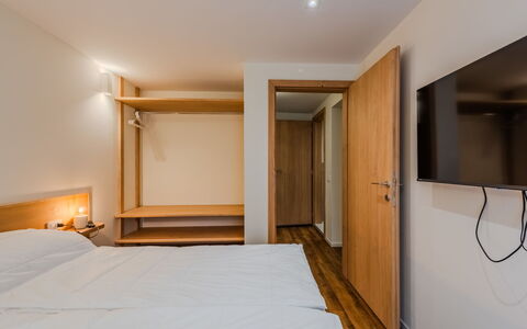 Ca' Alma Dolomia: Legna, Camera Da Letto, Letto, Interior Design, Lenzuolo, Bedding, Telaio Del Letto, Color Legno, Soffitto, Latifoglie