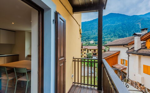 Ca' Alma Dolomia: Casa, Interior Design, Appartamento, Balcone, Soffitto, Color Legno, Latifoglie