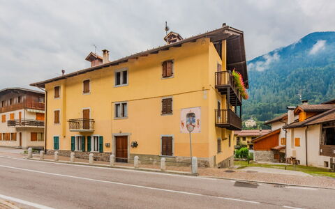 Ca' Alma Dolomia: Costruzione, Finestra, Cittadina, Casa, Zona Residenziale, Facciata, Quartiere, Casa, Insediamento Umano, Pendenza