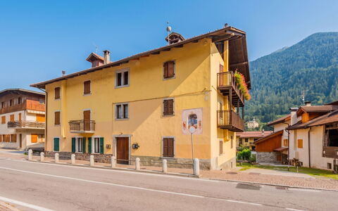 Ca' Alma Dolomia: Costruzione, Finestra, Cittadina, Zona Residenziale, Casa, Facciata, Quartiere, Casa, Insediamento Umano, Urban Design